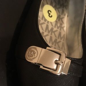 Micheal Kors Kid Flats